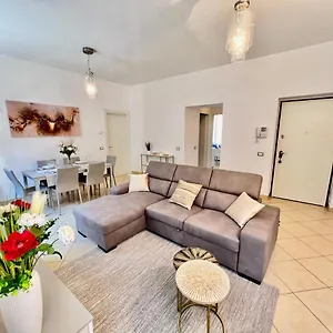 https://divina-luxury-apartment-with-jacuzzi-near-the-lake.it-lombardy.com